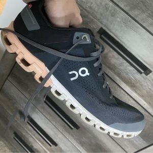 On cloud women’s size 9 running shoe